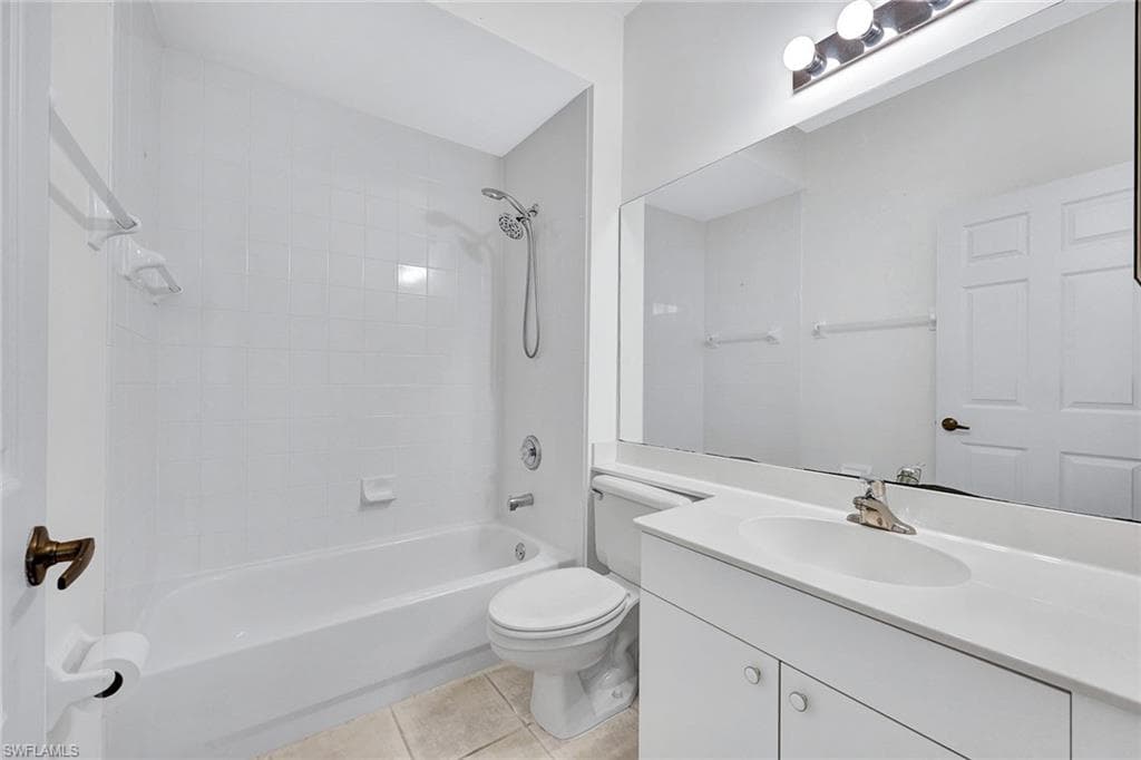 2015 Crestview Way 17b, Naples, FL 34119-17