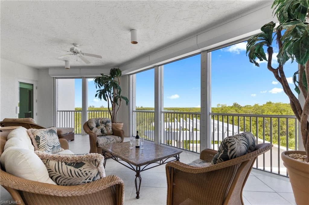 285 Grande Way 404, Naples, FL 34110-27