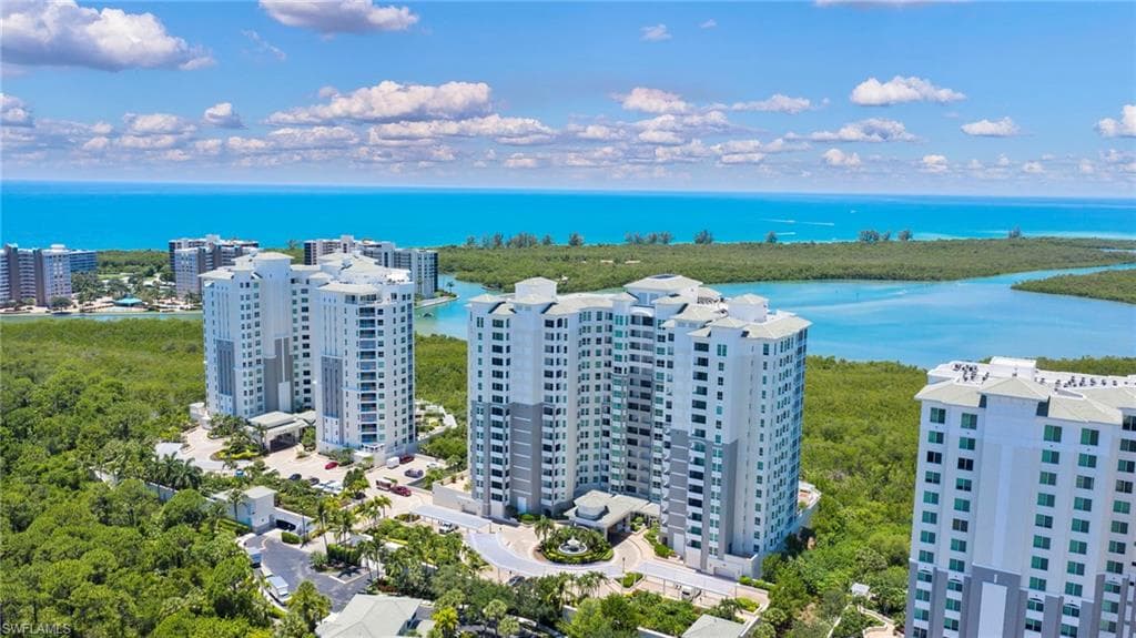 285 Grande Way 404, Naples, FL 34110-1