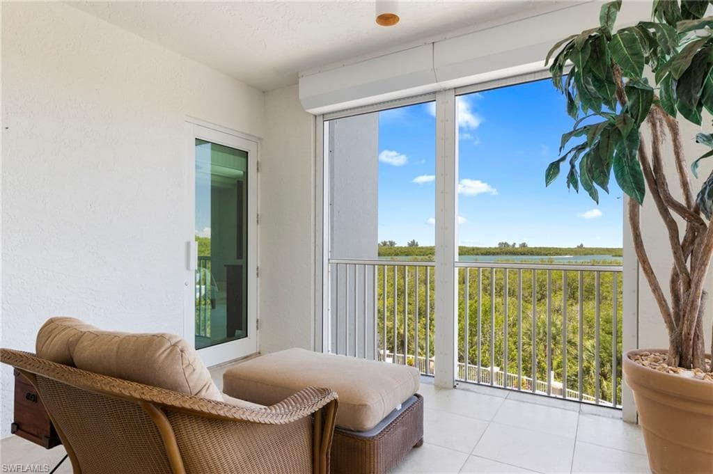 285 Grande Way 404, Naples, FL 34110-28