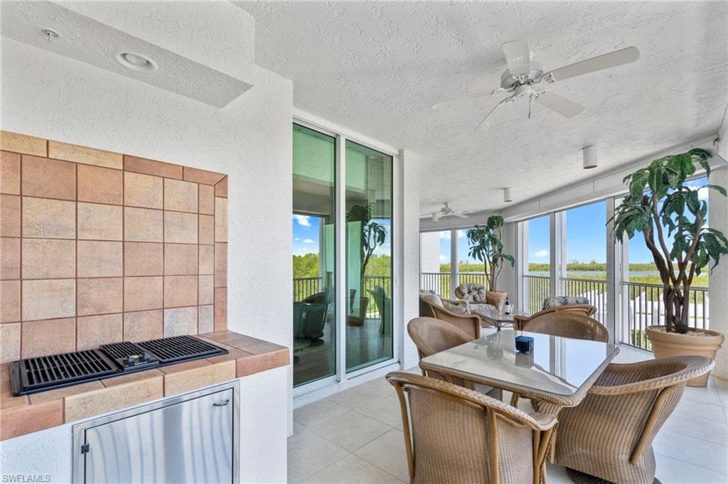285 Grande Way 404, Naples, FL 34110-30