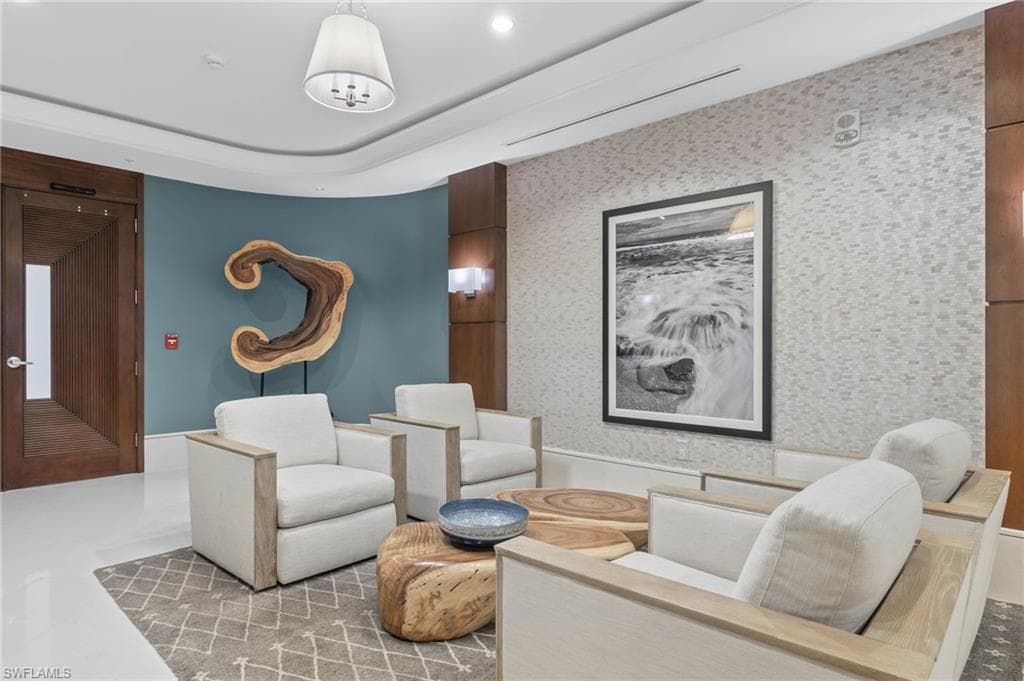 285 Grande Way 404, Naples, FL 34110-37