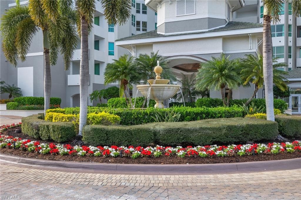 285 Grande Way 404, Naples, FL 34110-38