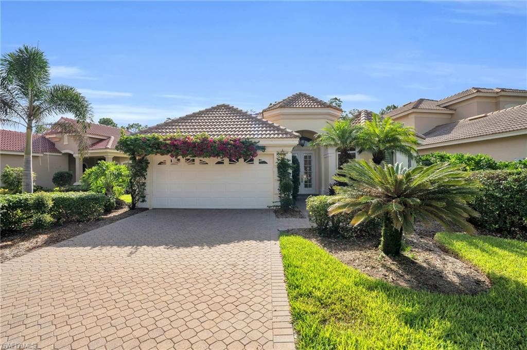9226 Troon Lakes Dr, Naples, FL 34109-1