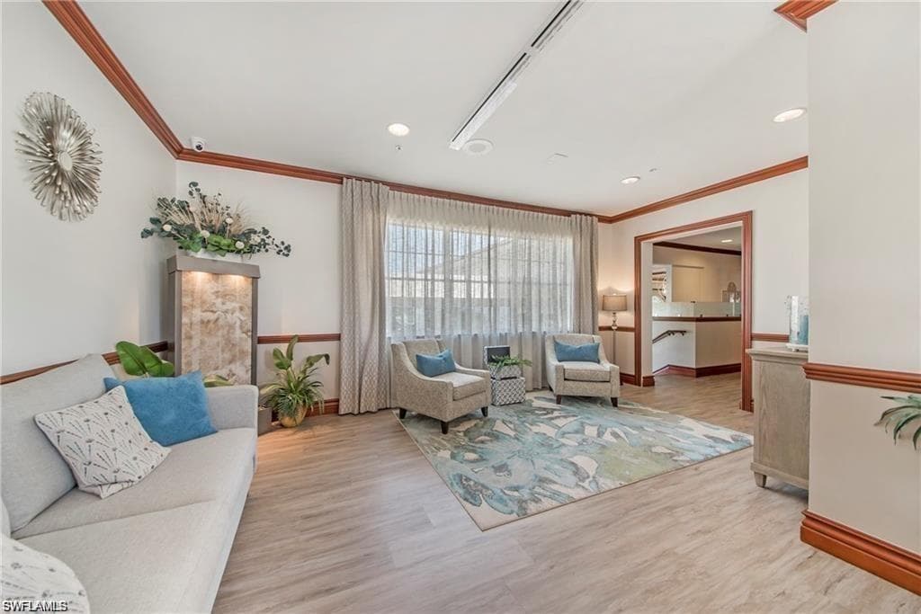 7105 Dennis Cir E-302, Naples, FL 34104-29