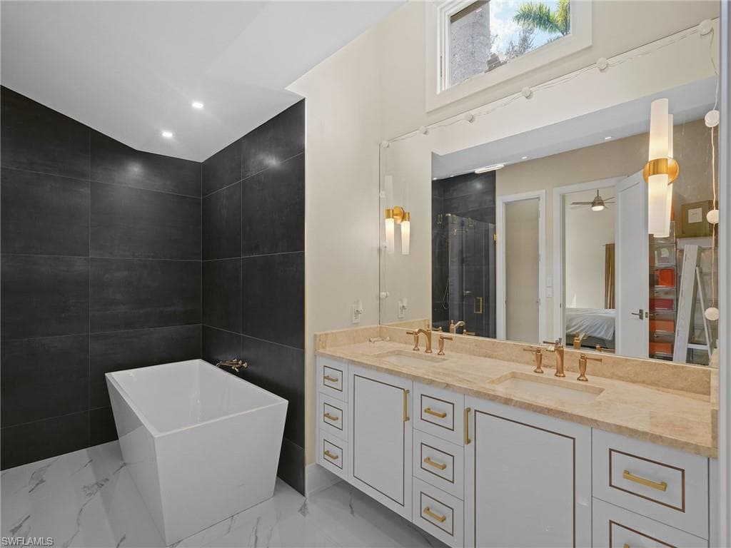 2140 Harlans Run, Naples, FL 34105-21