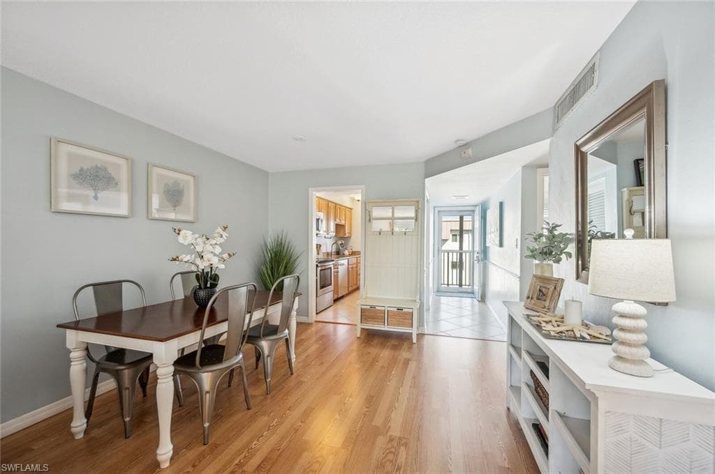 72 7th St S 305, Naples, FL 34102-9