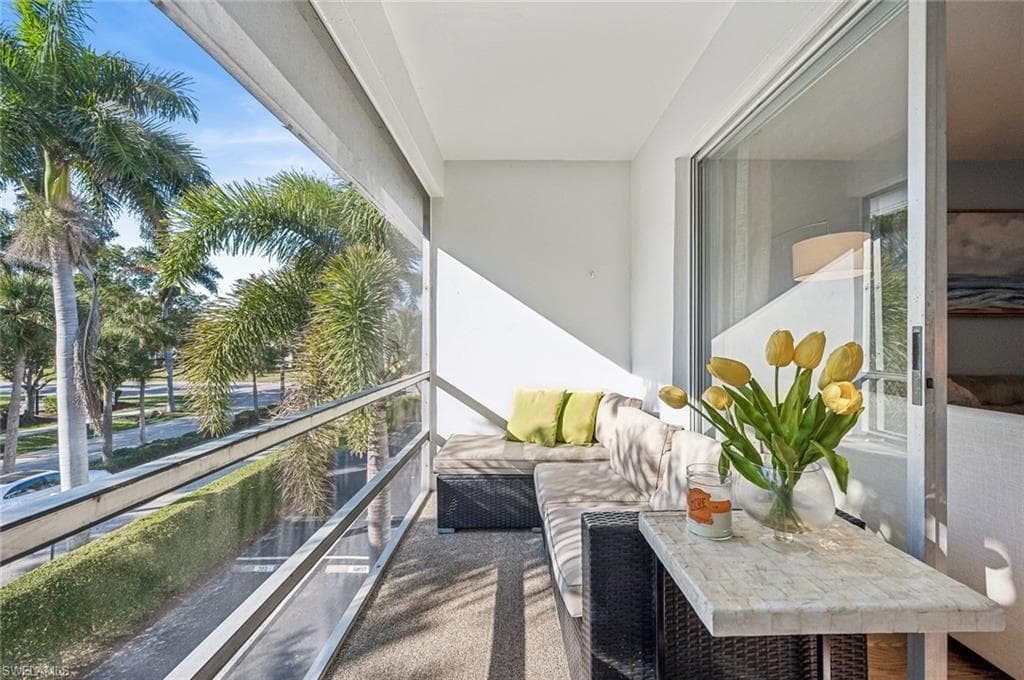 72 7th St S 305, Naples, FL 34102-17