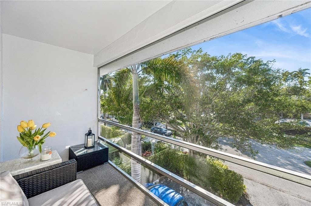 72 7th St S 305, Naples, FL 34102-18