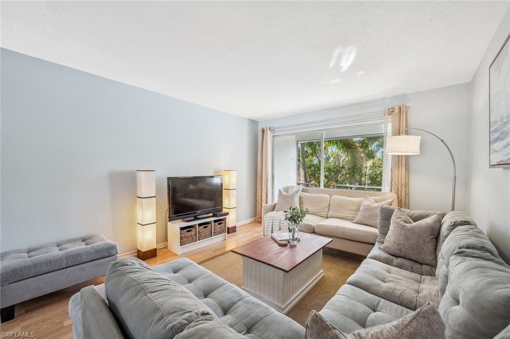 72 7th St S 305, Naples, FL 34102-7