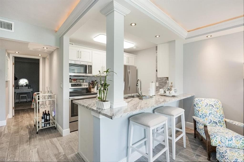 1085 Forest Lakes Dr 8105, Naples, FL 34105-3