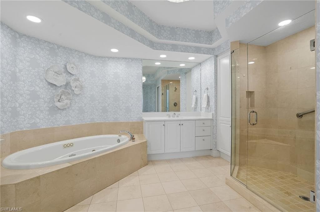 445 Dockside Dr B202, Naples, FL 34110-24