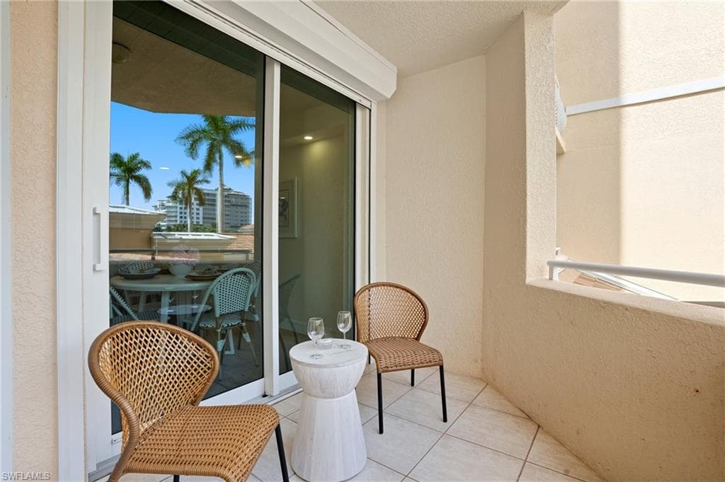 445 Dockside Dr B202, Naples, FL 34110-39