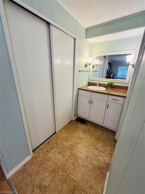736 Knotty Pine Cir, North Fort Myers, FL 33917-26