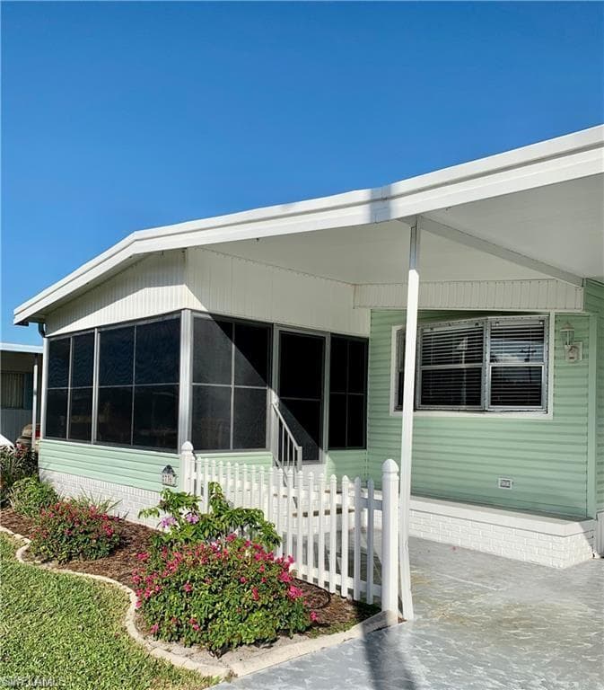 736 Knotty Pine Cir, North Fort Myers, FL 33917-1