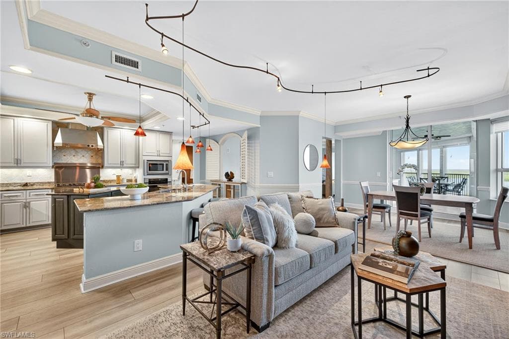 285 Grande Way 804, Naples, FL 34110-11