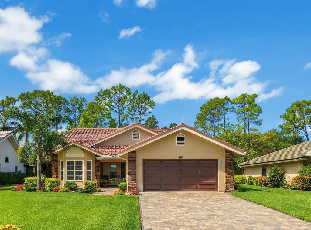 421 Countryside Dr, Naples, FL 34104-1