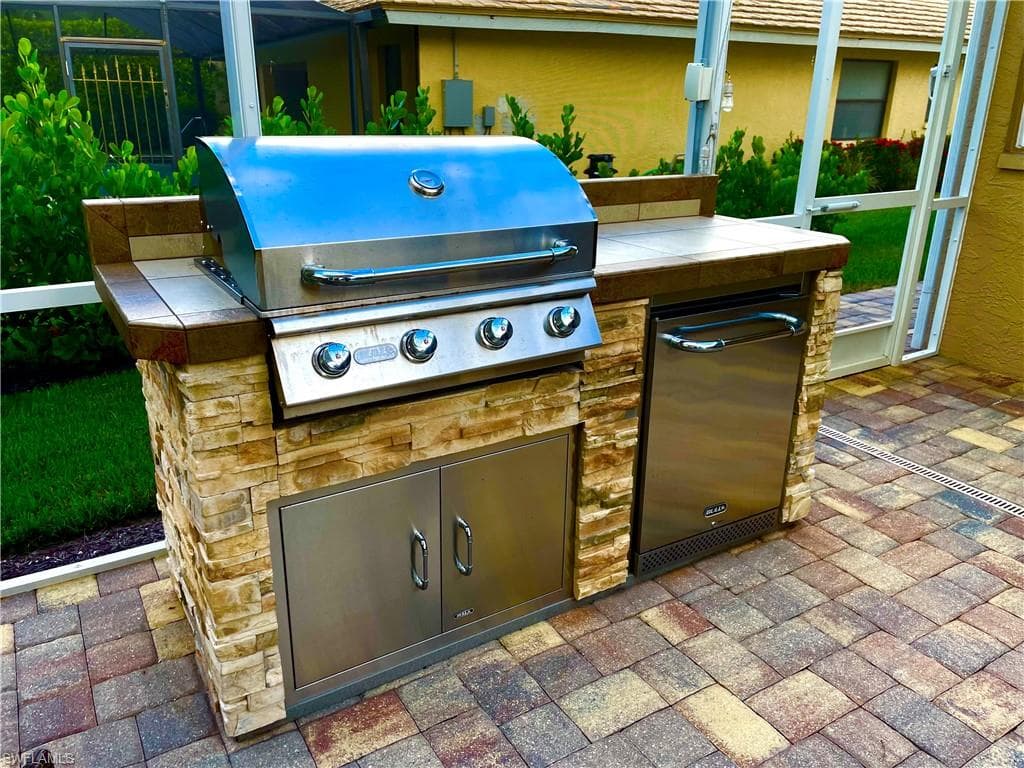 421 Countryside Dr, Naples, FL 34104-5