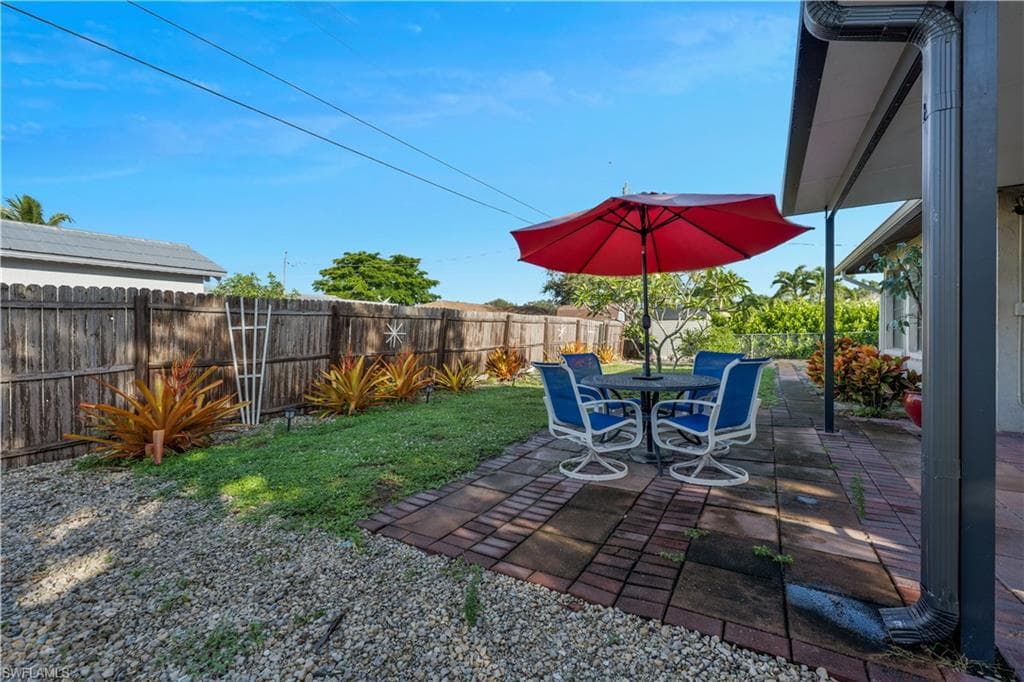 27580 Playa Del Rey Ln, Bonita Springs, FL 34135-3
