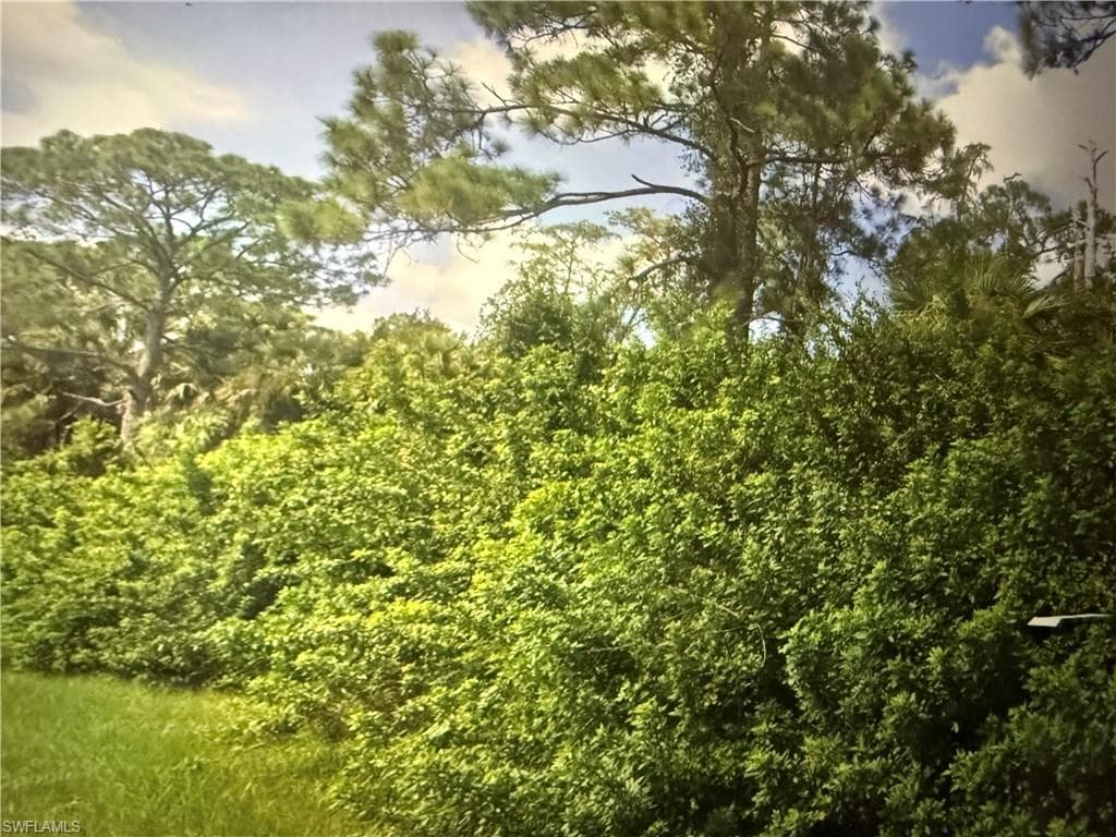 5th St NW, Naples, FL 34120-3