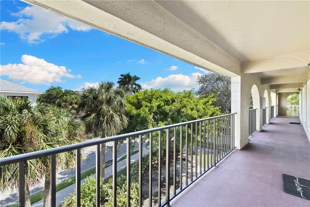 9101 Vanderbilt Dr 1, Naples, FL 34108-28