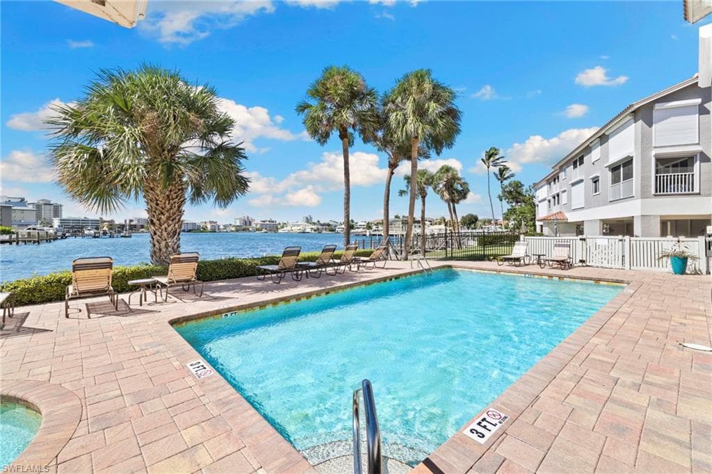 9101 Vanderbilt Dr 1, Naples, FL 34108-29