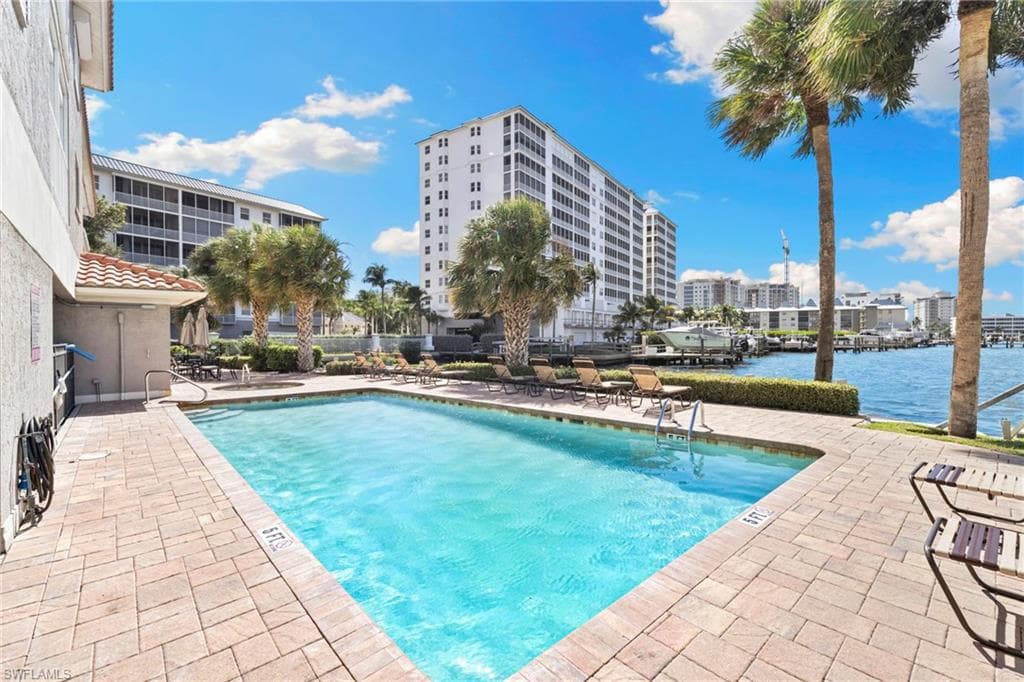 9101 Vanderbilt Dr 1, Naples, FL 34108-30