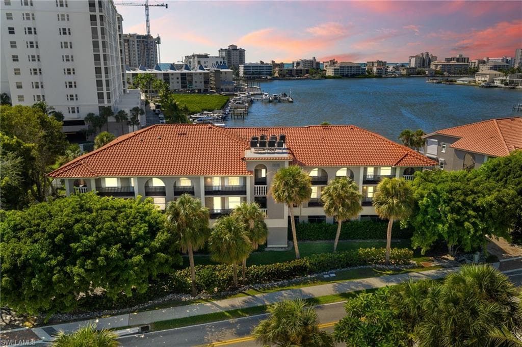 9101 Vanderbilt Dr 1, Naples, FL 34108-33