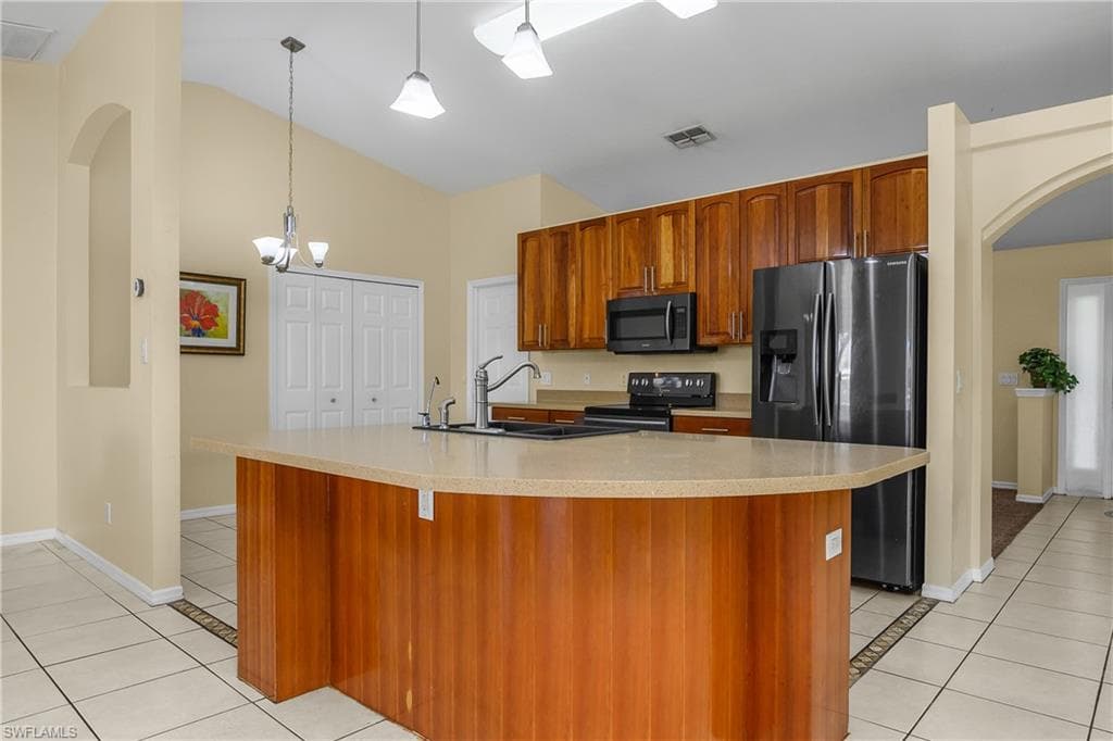 2905 1st Pl, Cape Coral, FL 33909-6