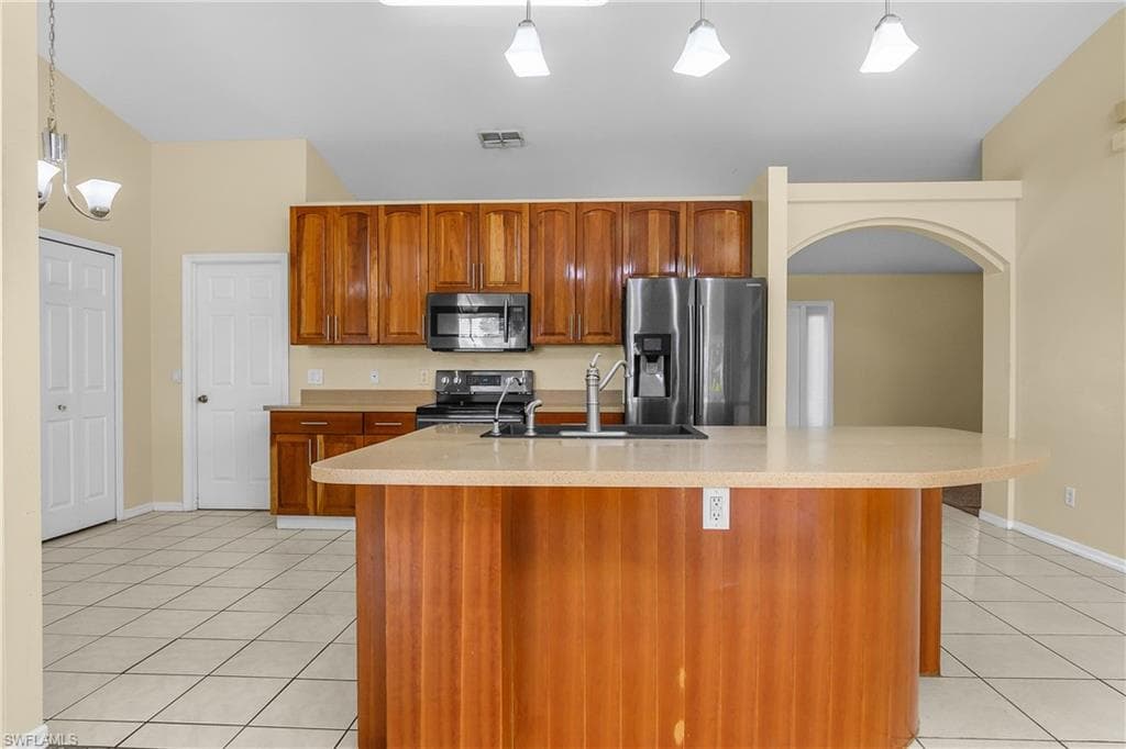 2905 1st Pl, Cape Coral, FL 33909-7