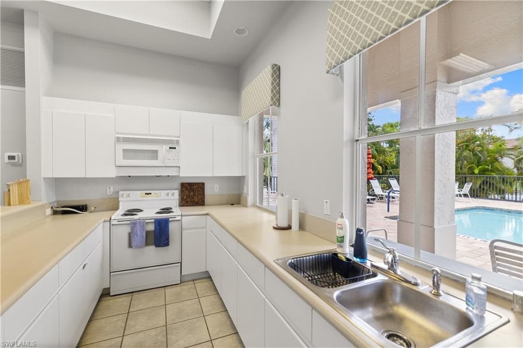 200 Diamond Cir 207, Naples, FL 34110-29