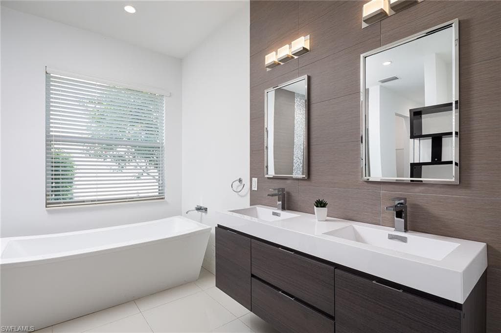 6816 Del Mar Ter, Naples, FL 34105-9