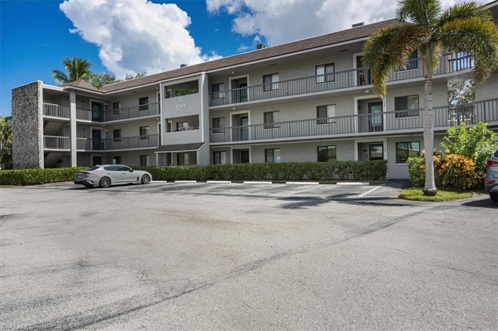 5741 Gage Ln 104d, Naples, FL 34113-2