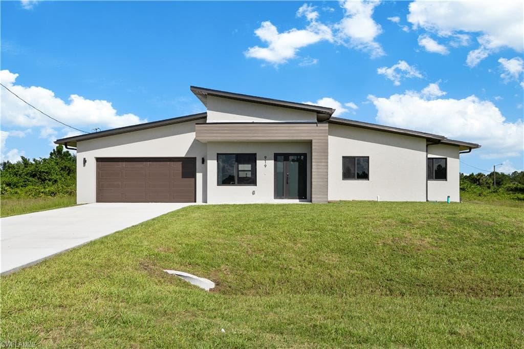 919 Columbus Blvd S, Lehigh Acres, FL 33974-1