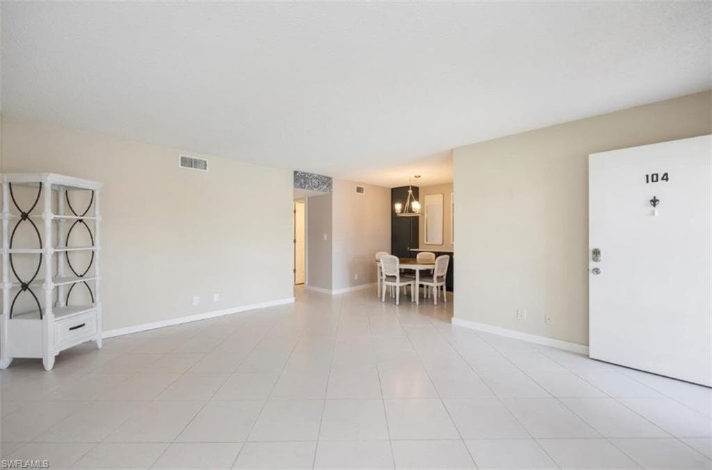 261 Banyan Blvd 104, Naples, FL 34102-9