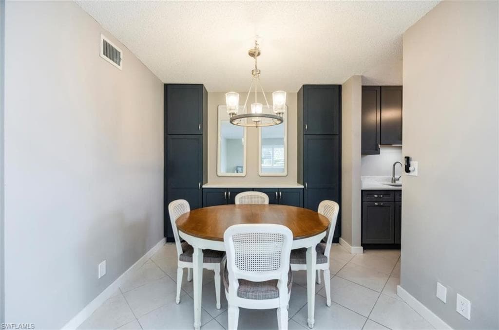 261 Banyan Blvd 104, Naples, FL 34102-3