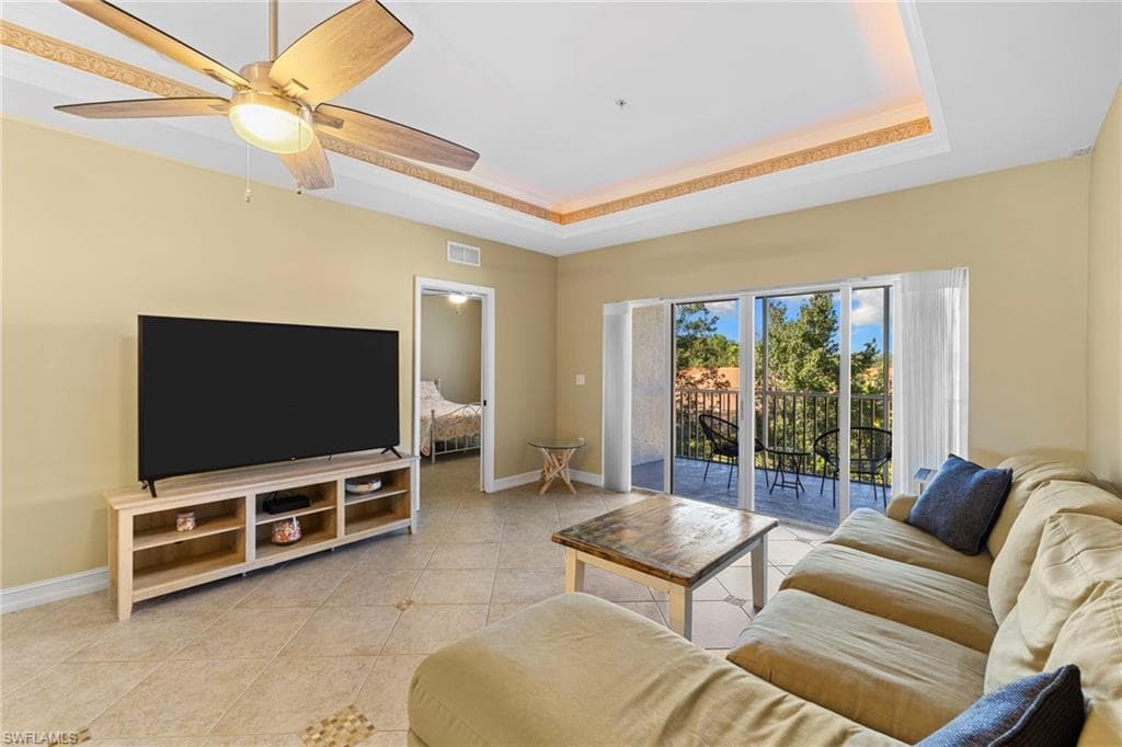 7835 Regal Heron Cir 301, Naples, FL 34104-2
