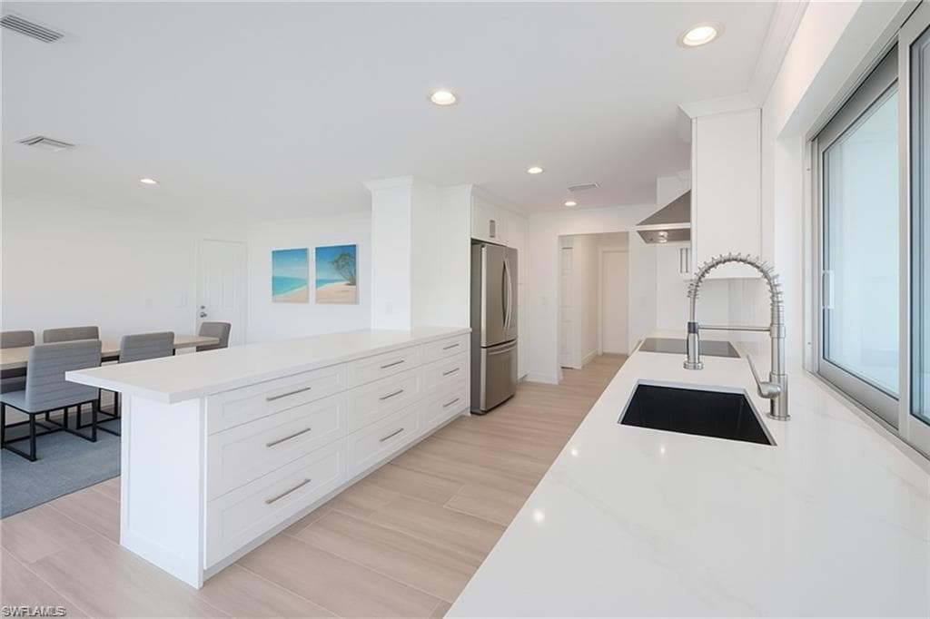 1250 Tuna Ct, Naples, FL 34102-9