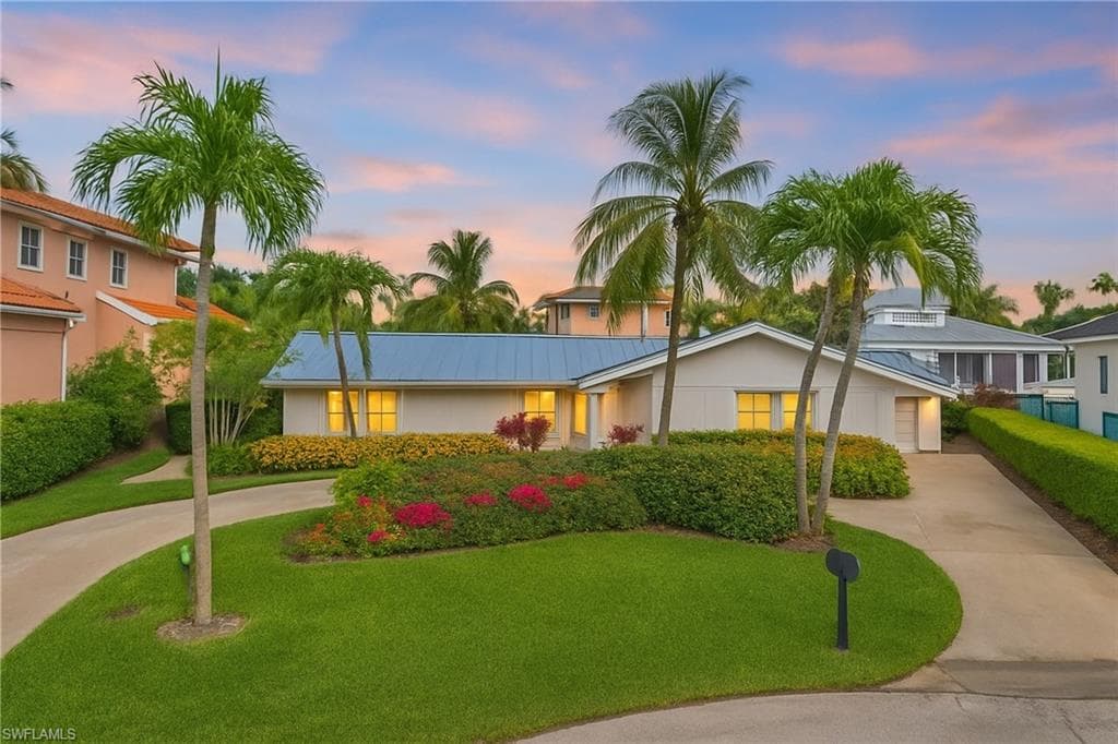 1250 Tuna Ct, Naples, FL 34102-1