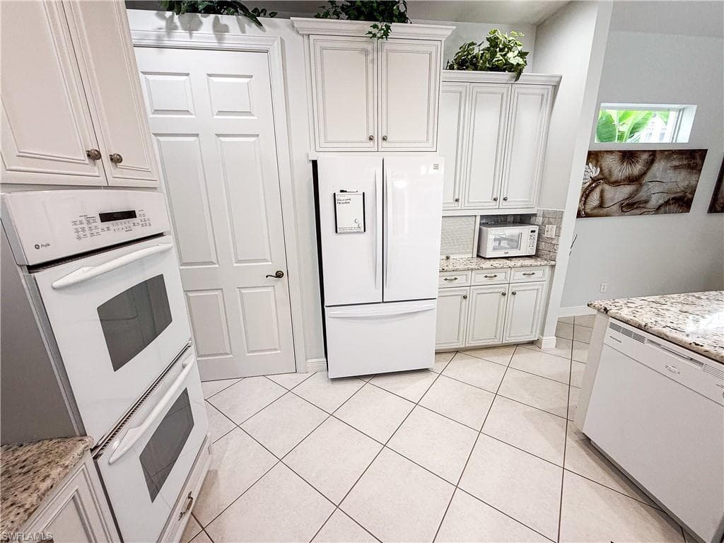 516 Eagle Creek Dr, Naples, FL 34113-10