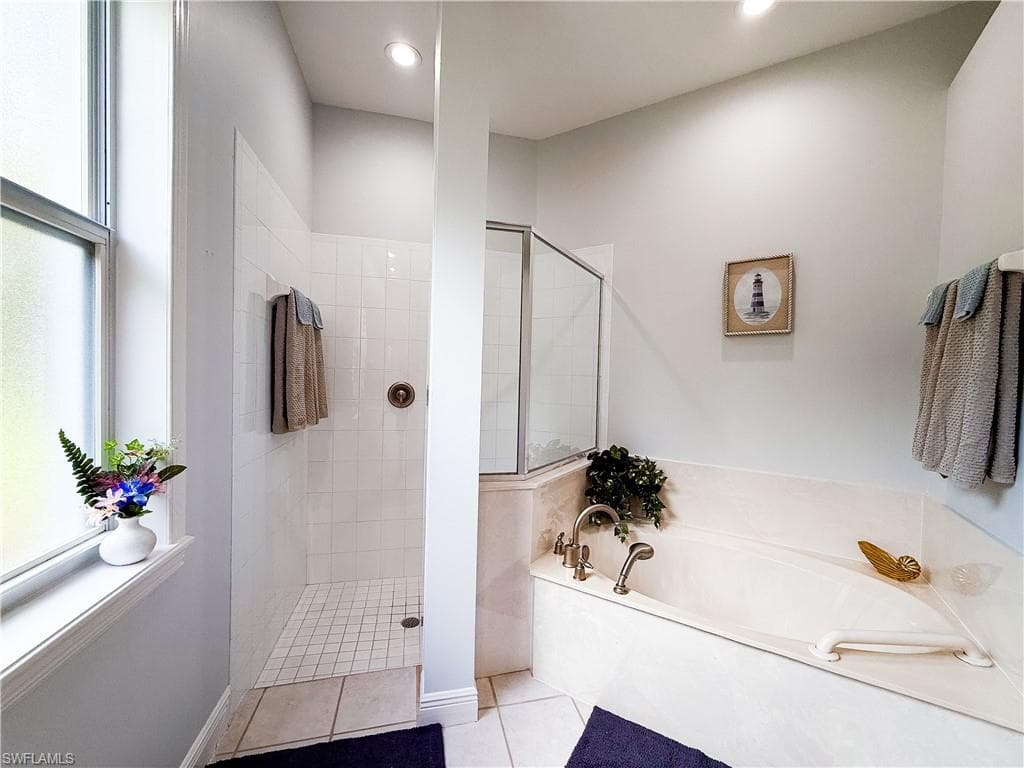 516 Eagle Creek Dr, Naples, FL 34113-17