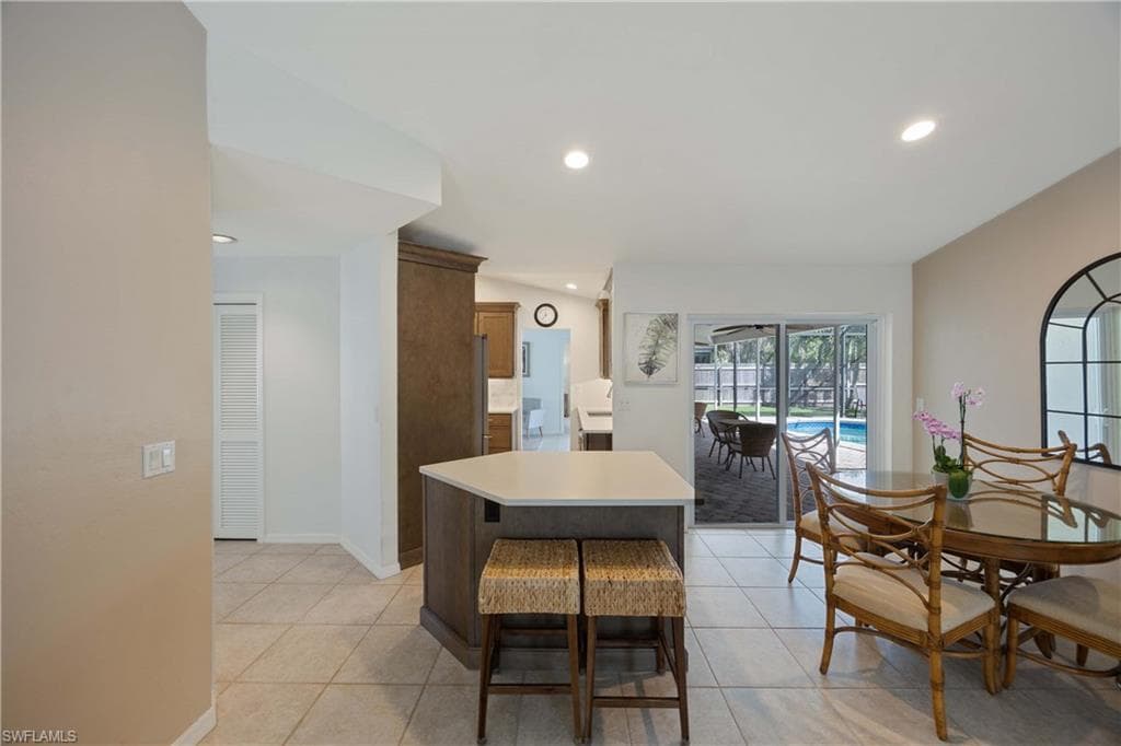 10381 Regent Cir, Naples, FL 34109-11