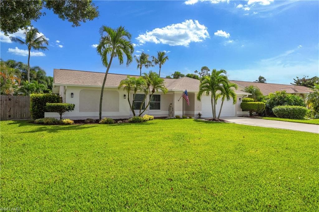 10381 Regent Cir, Naples, FL 34109-1