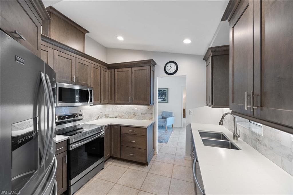 10381 Regent Cir, Naples, FL 34109-7