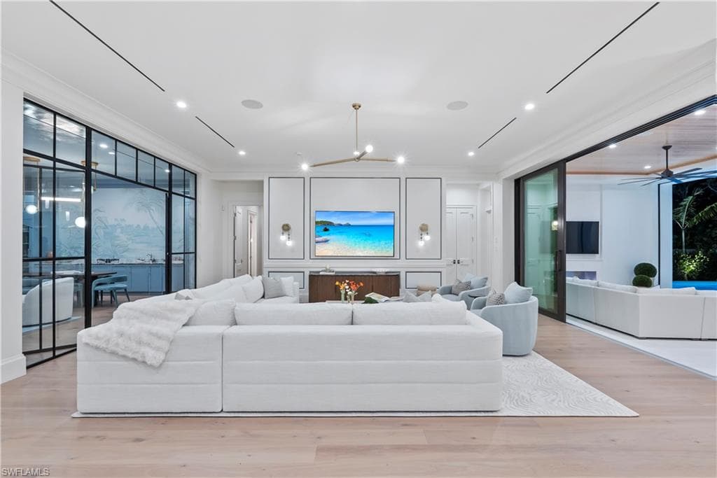 285 Central Ave, Naples, FL 34102-6