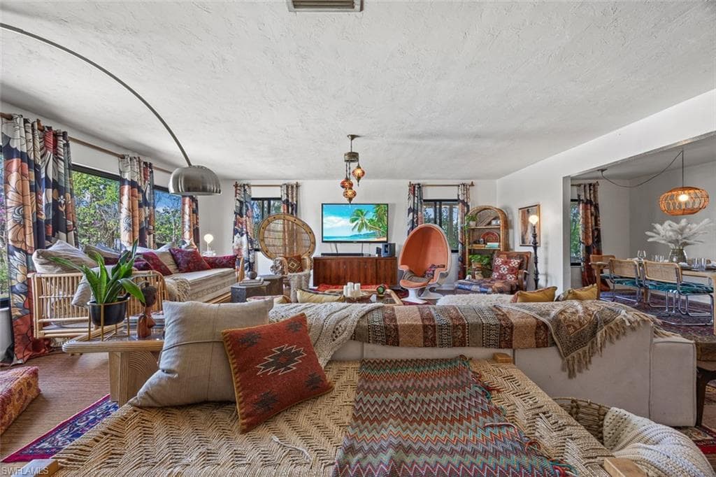 10602 Vanderbilt Dr, Naples, FL 34108-8