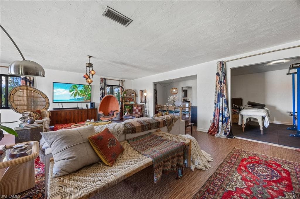 10602 Vanderbilt Dr, Naples, FL 34108-9