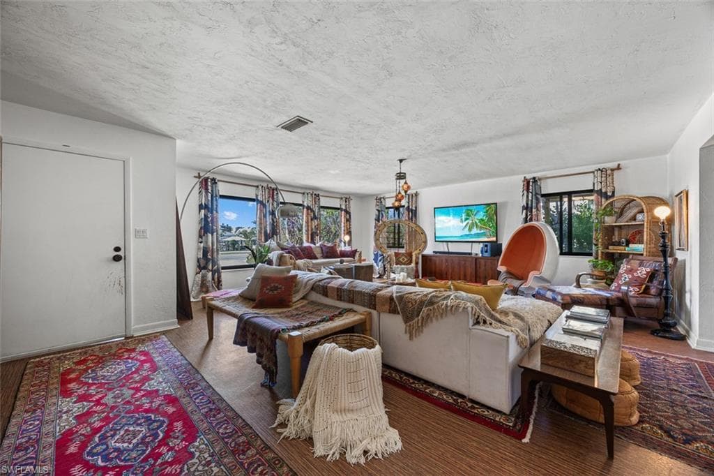 10602 Vanderbilt Dr, Naples, FL 34108-10