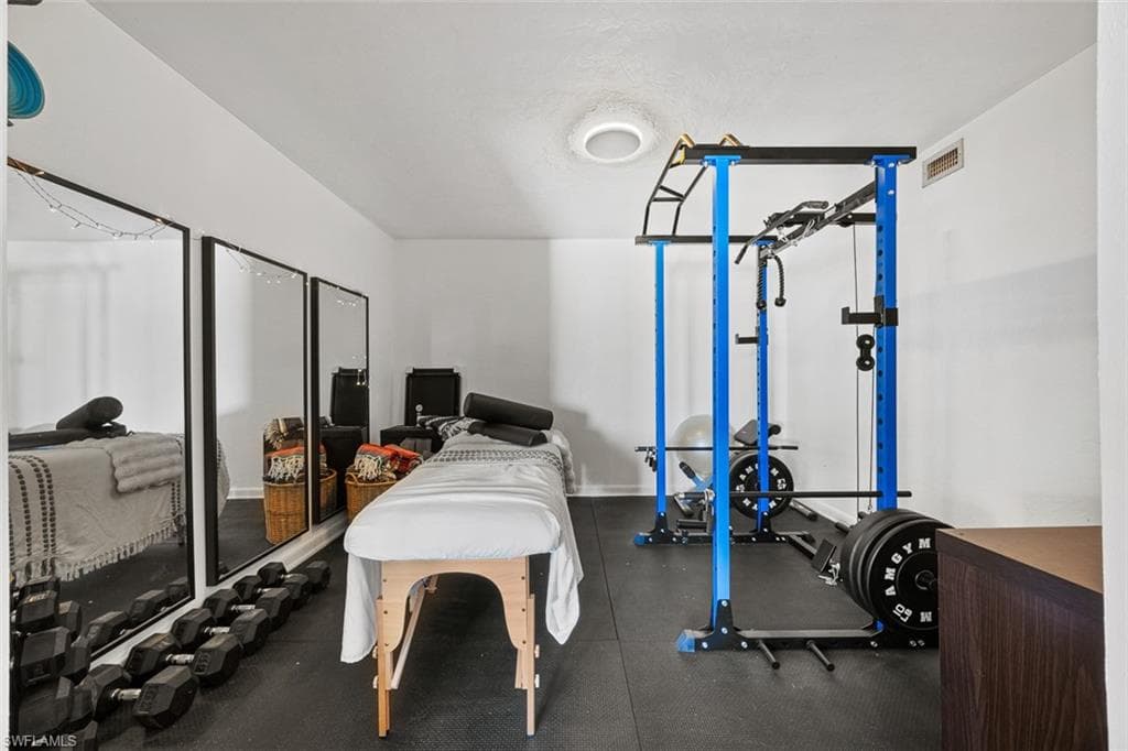 10602 Vanderbilt Dr, Naples, FL 34108-11