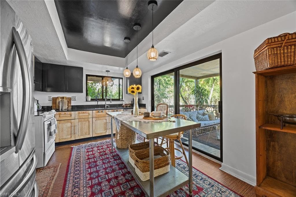 10602 Vanderbilt Dr, Naples, FL 34108-16